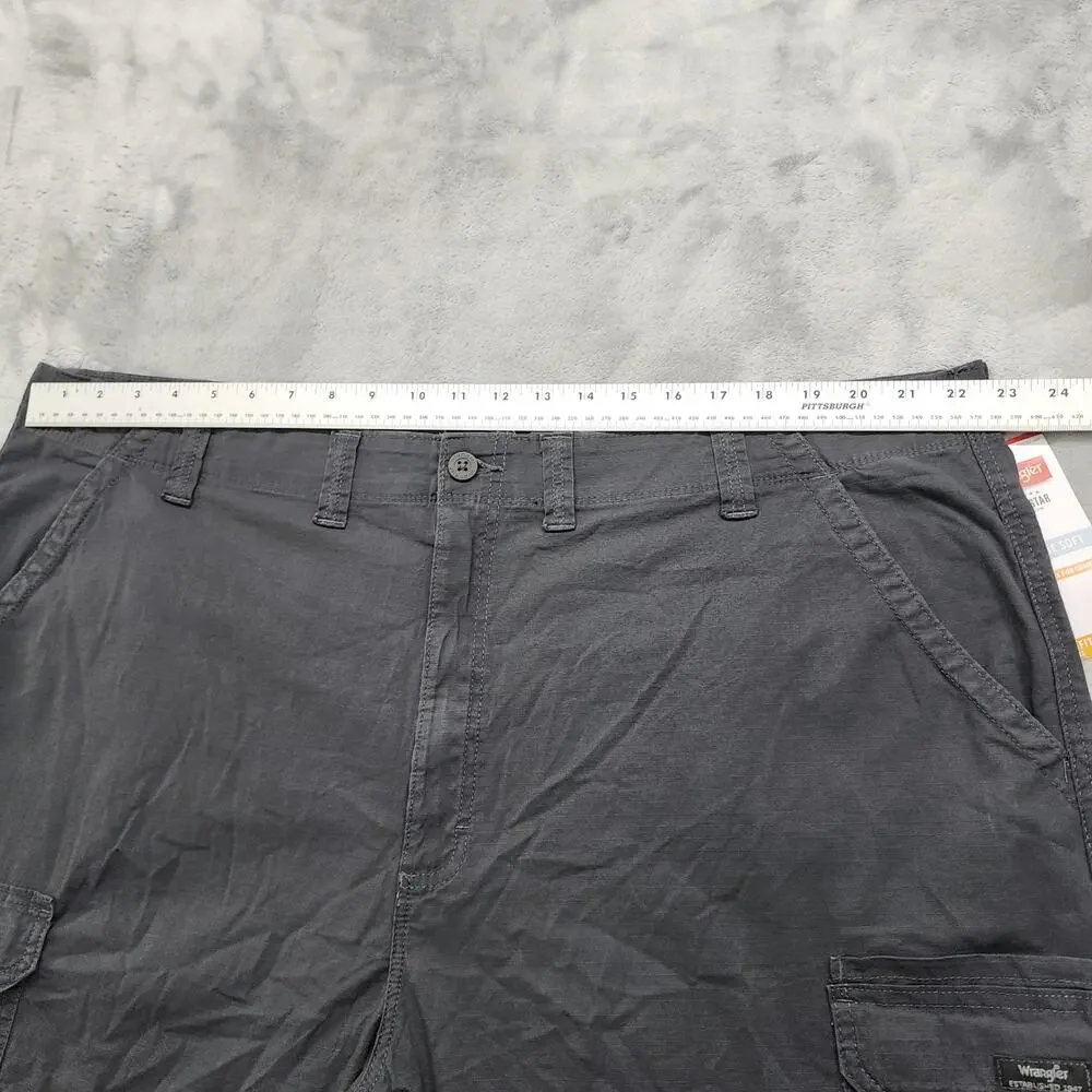 NEW Wrangler Shorts‎ Mens 44 Gray Cargo Relaxed Fit Shorts Epic Soft Ripstop